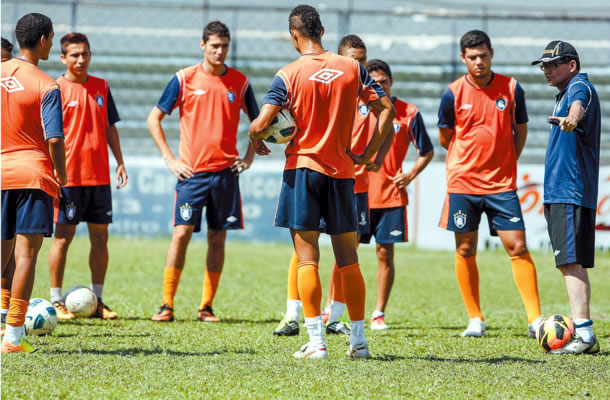 Valter Lima orienta os jogadores remistas no Baenão