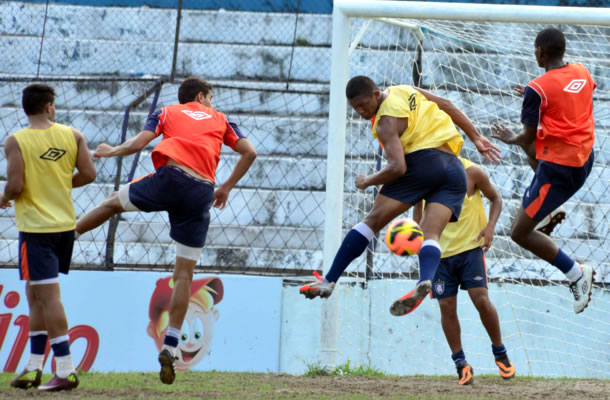 Jogadores do sub-20 treinam no Baenão