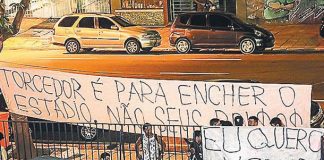 Torcedores protestam contra processo eleitoral do Remo Torcida fez protesto na frente da sede social