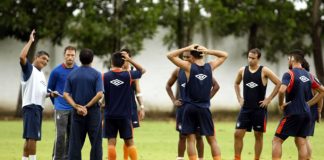 Flávio Araújo conversa com jogadores antes do treino