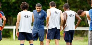 Flávio Araújo conversa com jogadores durante os treinos