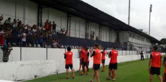 Jogadores recebem o apoio da torcida remista no Baenão