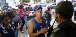 Torcida faz protesto na frente de uma academia onde o Remo estava treinando