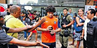Torcida faz protesto na frente de uma academia onde o Remo estava treinando