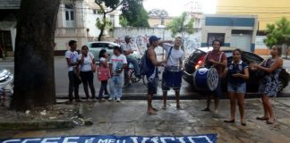 Torcida faz protesto na frente de uma academia onde o Remo estava treinando