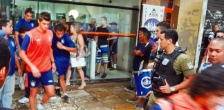 Torcida faz protesto na frente de uma academia onde o Remo estava treinando