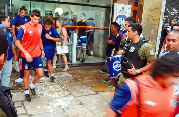 Torcida faz protesto na frente de uma academia onde o Remo estava treinando Torcida faz protesto na frente de uma academia onde o Remo estava treinando