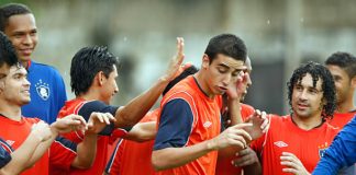 Jogadores remistas brincam durante a tarde de treinos do Leão