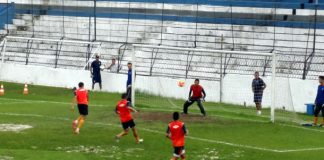 Jogadores realizam treino tático no Baenão