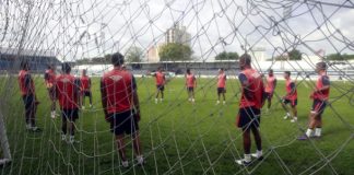 Jogadores remistas treinam no Baenão