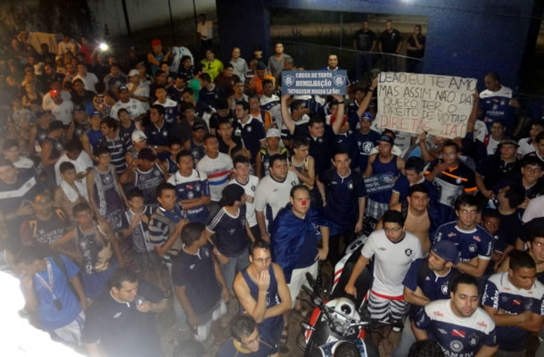 Torcedores do Remo estão indignados com o atual momento do clube Torcedores do Remo estão indignados com o atual momento do clube