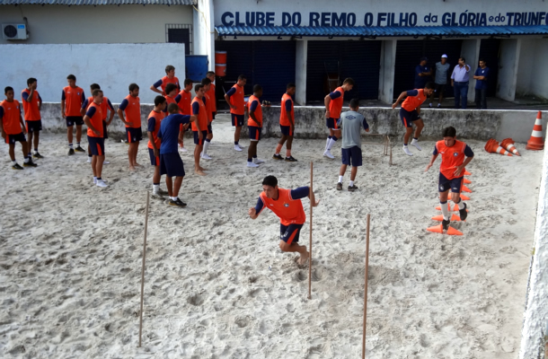 Jogadores remistas treinam na caixa de areia Jogadores remistas treinam na caixa de areia