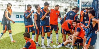 Jogadores remistas treinam no Baenão