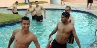 Remo está focado no amistoso Jogadores realizam atividades físicas na piscina do hotel