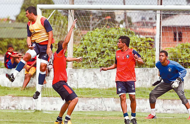 Jogadores remistas realizam coletivo Jogadores remistas realizam coletivo