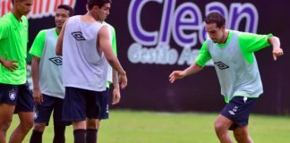 Roberto Fernandes testa opções e conta com André André