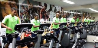 Jogadores se exercitam na academia