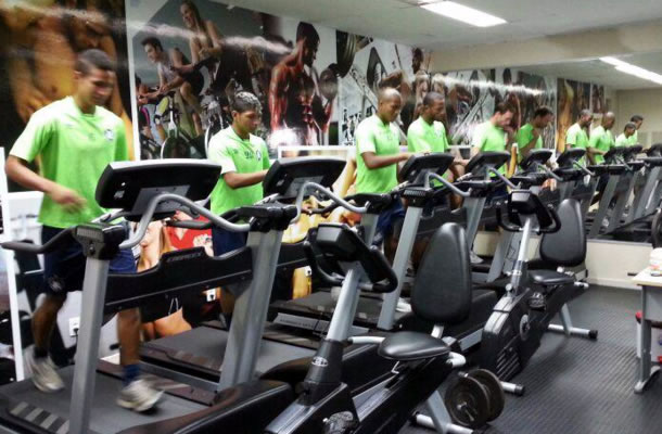 Jogadores se exercitam na academia Jogadores se exercitam na academia