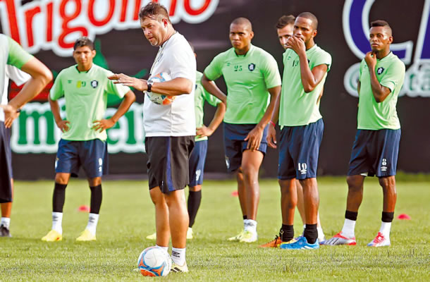 Roberto Fernandes orienta os jogadores antes de iniciar o treino Roberto Fernandes orienta os jogadores antes de iniciar o treino