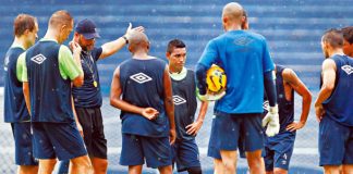 Roberto Fernandes orienta os jogadores antes de iniciar o treino