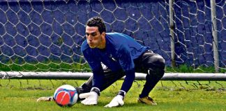 César Luz aguarda sua vez no gol azulino César Luz