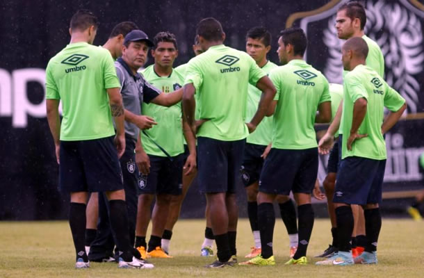Zé Teodoro orienta os jogadores antes de iniciar o treino Zé Teodoro orienta os jogadores antes de iniciar o treino
