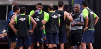 Cacaio orienta os jogadores antes de iniciar o treino