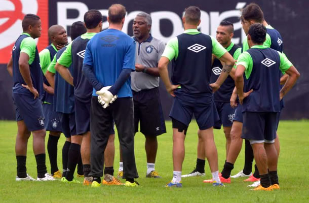 Cacaio orienta os jogadores antes de iniciar o treino Cacaio orienta os jogadores antes de iniciar o treino