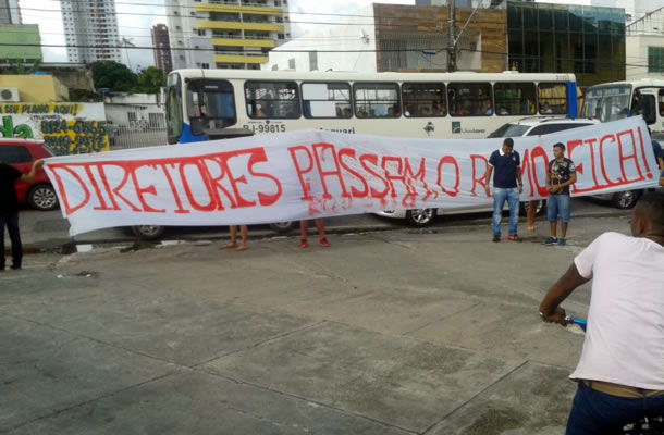 Torcida faz protesto no Baenão Torcida faz protesto no Baenão