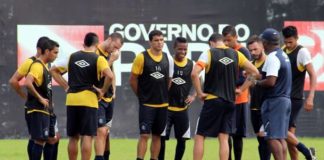 Cacaio orienta os jogadores antes de iniciar o treino