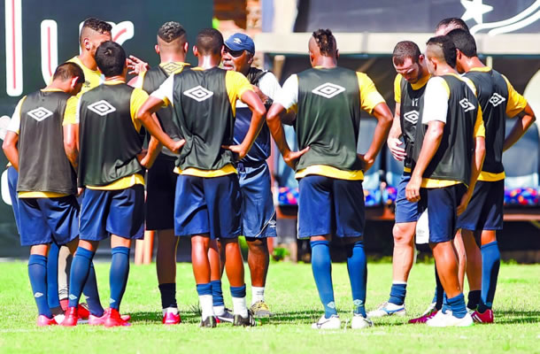 Cacaio orienta os jogadores antes de iniciar o treino Cacaio orienta os jogadores antes de iniciar o treino