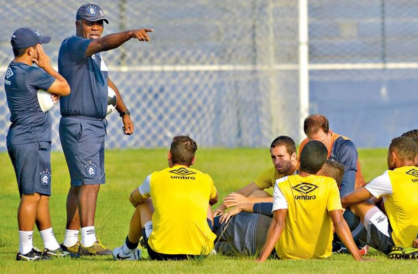 Cacaio orienta os jogadores antes de iniciar o treino Cacaio orienta os jogadores antes de iniciar o treino