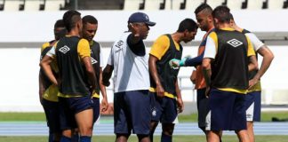 Cacaio orienta os jogadores antes de iniciar o treino