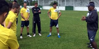 Leão promete ir com tudo contra o Operário-PR Cacaio orienta os jogadores antes de iniciar o treino