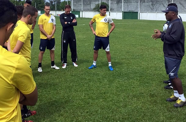 Cacaio orienta os jogadores antes de iniciar o treino Cacaio orienta os jogadores antes de iniciar o treino