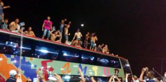 Jogadores comemoram o acesso em cima do ônibus