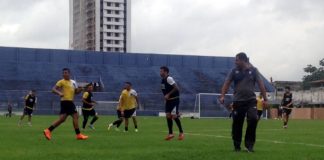 Alheios à eleição, jogadores treinaram neste sábado, no Baenão Leston Júnior orienta os jogadores antes de iniciar o treino