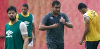 Leston não lamenta ter que escalar um time a cada jogo Leston Júnior