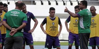 Léston diz que titulares irão dar conta do recado Leston Júnior orienta os jogadores antes de iniciar o treino
