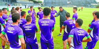 Diretoria tenta acertar amistoso para domingo Preparador físico Eduardo Ortiz orienta os jogadores antes de iniciar o treino