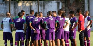 Jogadores cancelam treino e aguardam por pagamento de salários Jogadores remistas realizam atividade física
