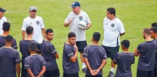 Josué Teixeira orienta os jogadores antes de iniciar o treino
