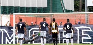 Goleiro mostra cartão de visita ao torcedor azulino Remo 4x0 Castanhal