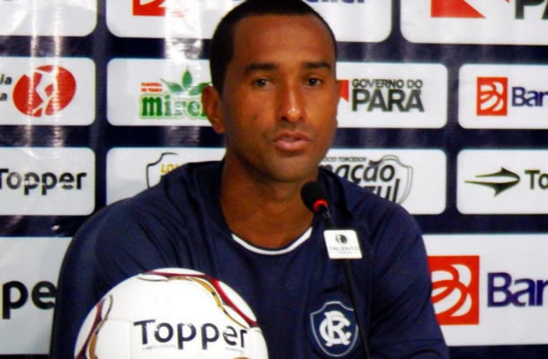 Gerson está livre para atacar pela esquerda Gerson