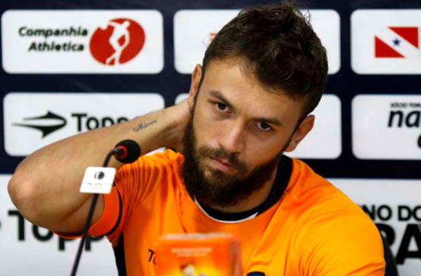 Jogadores comemoram manutenção do horário da partida João Paulo