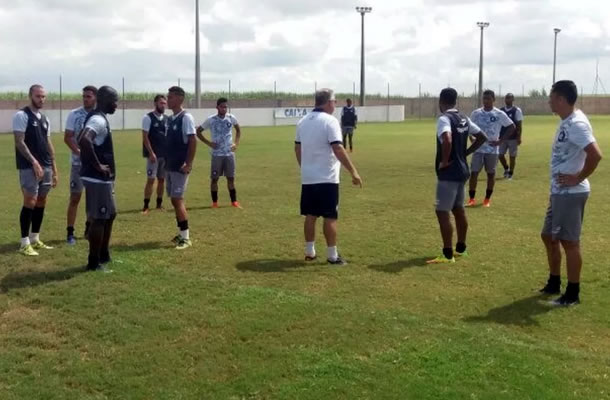 Remo treina no CT do CRB-AL