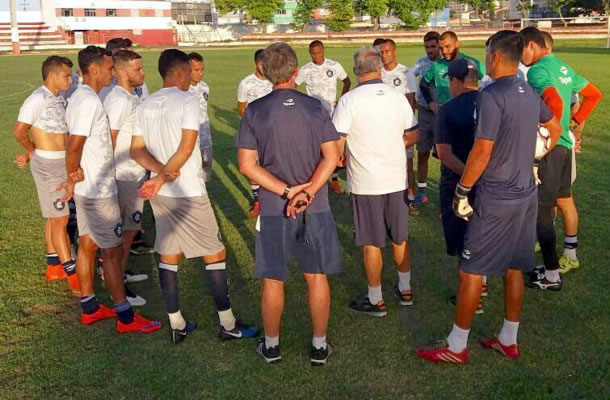 Jogadores remistas realizam atividade física em Aracaju-SE