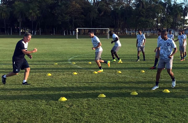 Jogadores remistas realizam atividade física no CT do Operário-MT