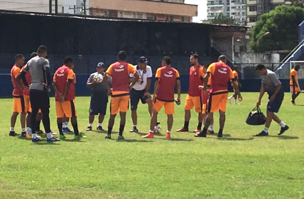 Léo Goiano orienta os jogadores antes de iniciar o treino