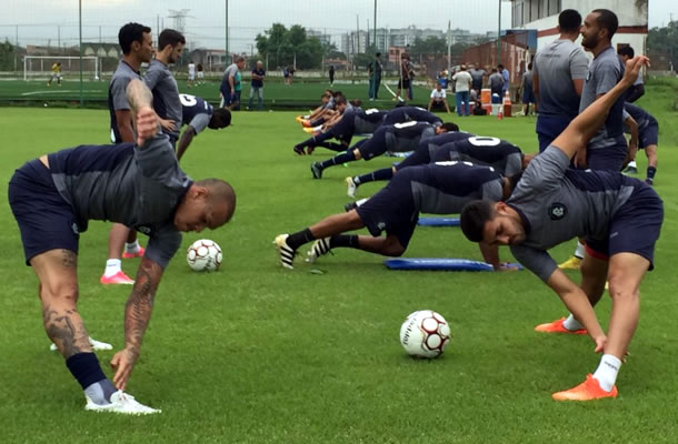 Jogadores remistas realizam atividade física